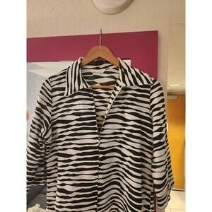 Exclusively Misook Womens Light Weight Zippered Jacket. Size Medium Flaw See Pic